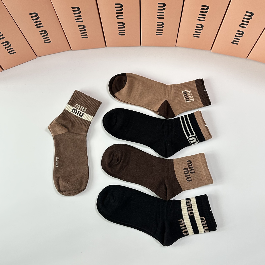 💛配包装MiuMiu（缪缪）新款中长款堆堆袜袜子！一盒五双， 专柜同步筒款袜子，💛大牌出街，潮人必备🔥超