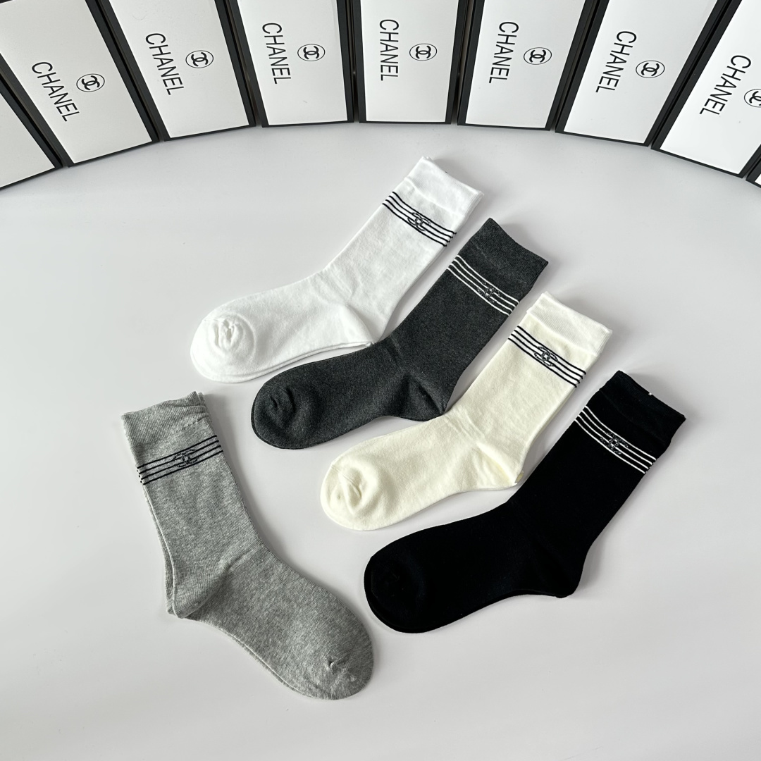 💛配包装Chanel（香奈儿）新款中长款堆堆袜袜子！一盒五双， 专柜同步筒款袜子，💛大牌出街，潮人必备🔥