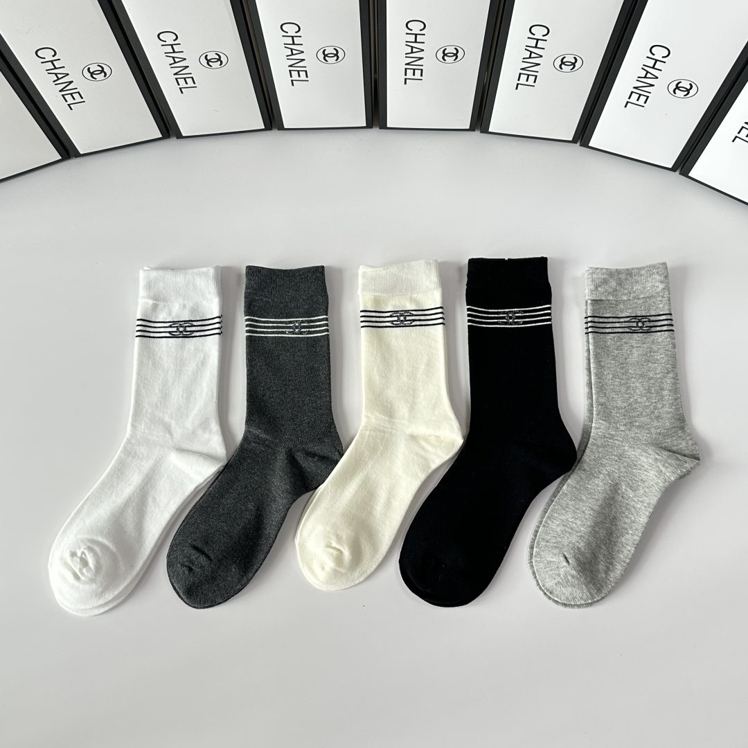 💛配包装Chanel（香奈儿）新款中长款堆堆袜袜子！一盒五双， 专柜同步筒款袜子，💛大牌出街，潮人必备🔥
