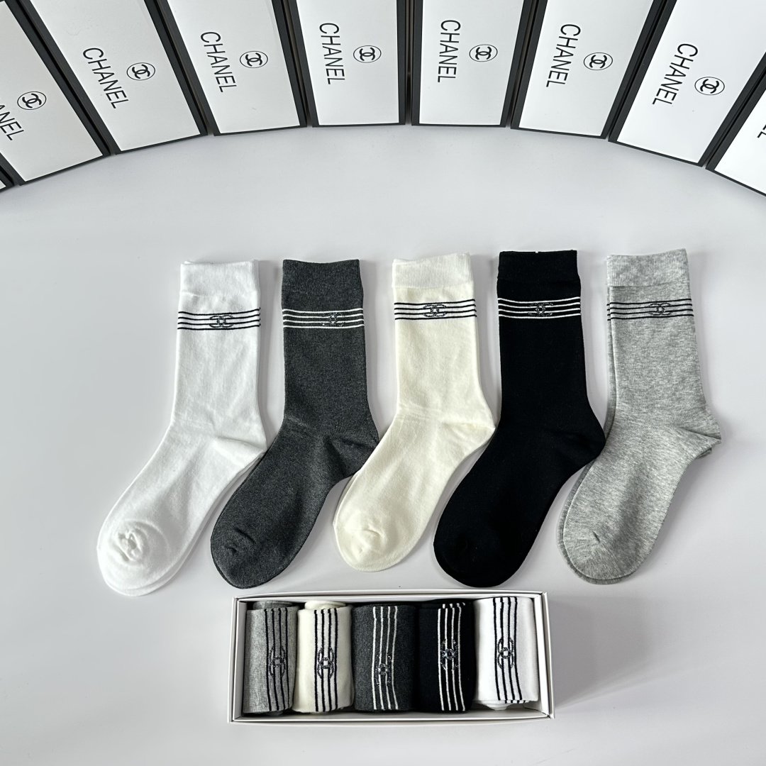 💛配包装Chanel（香奈儿）新款中长款堆堆袜袜子！一盒五双， 专柜同步筒款袜子，💛大牌出街，潮人必备🔥