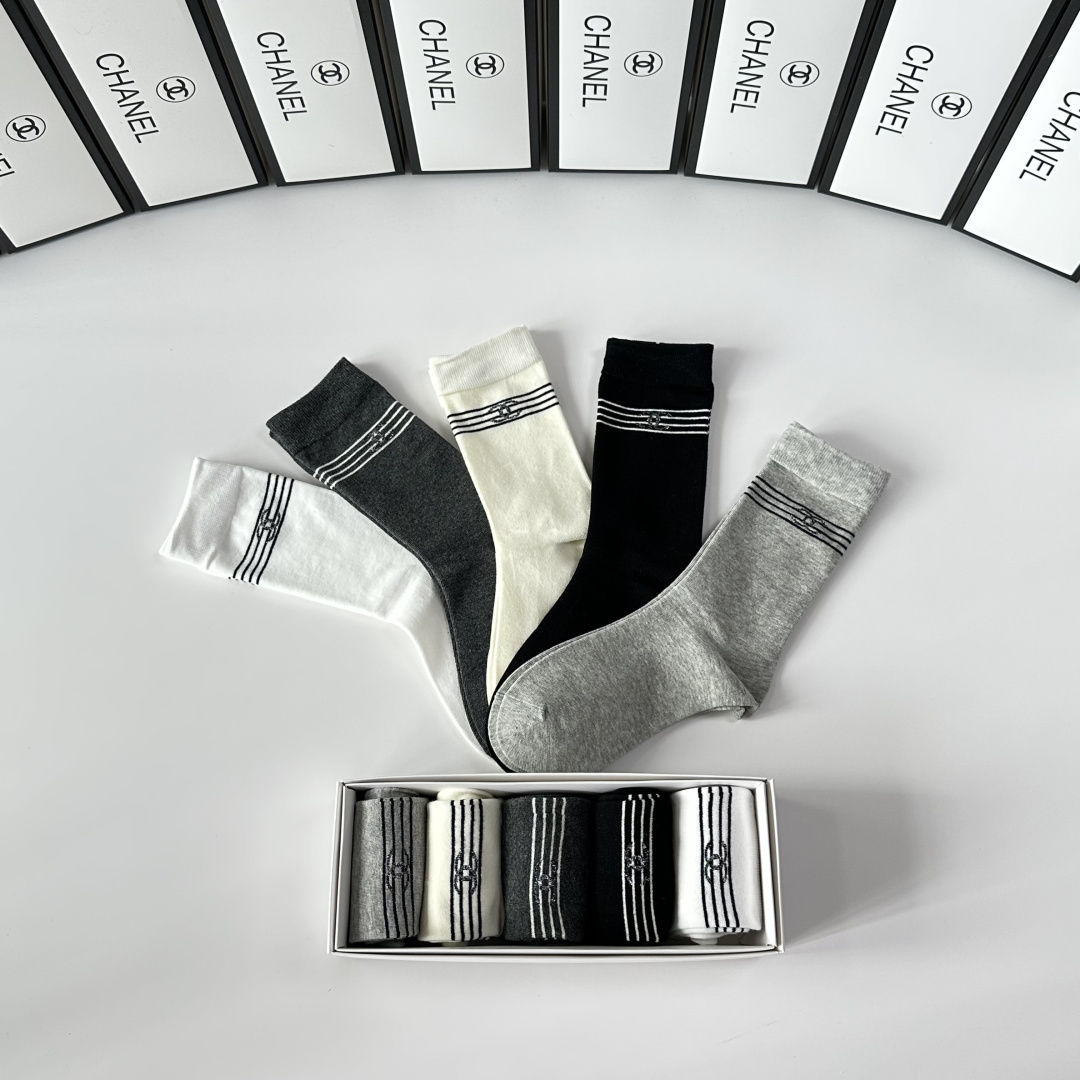 💛配包装Chanel（香奈儿）新款中长款堆堆袜袜子！一盒五双， 专柜同步筒款袜子，💛大牌出街，潮人必备🔥