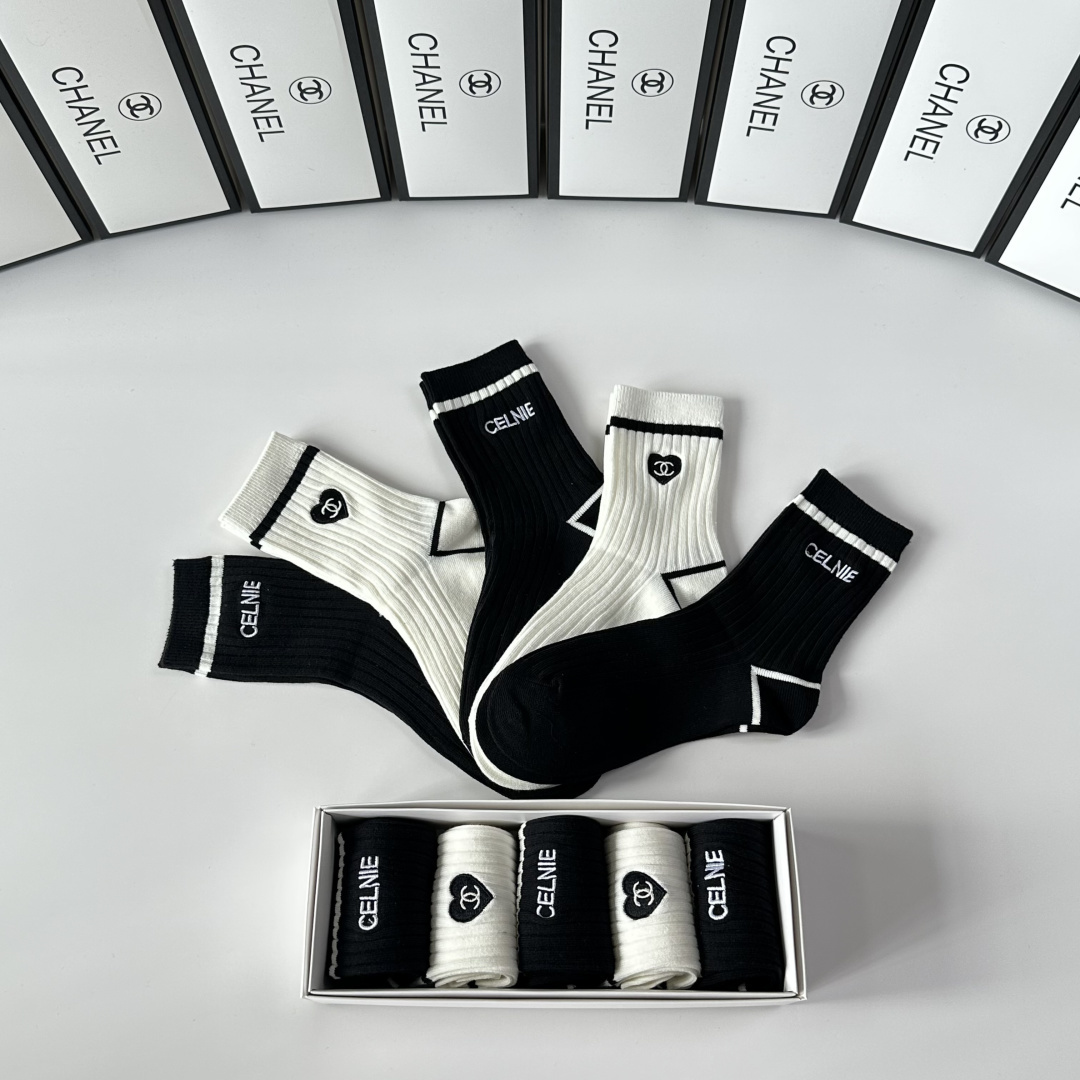 💛配包装Chanel（香奈儿）新款刺绣中长款堆堆袜袜子！一盒五双， 专柜同步筒款袜子，💛大牌出街，潮人必