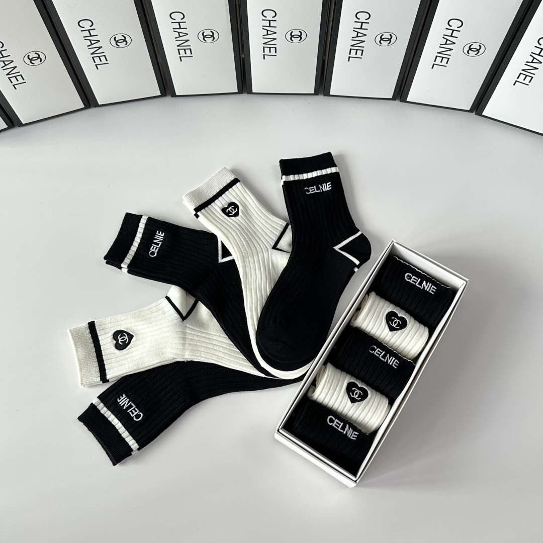 💛配包装Chanel（香奈儿）新款刺绣中长款堆堆袜袜子！一盒五双， 专柜同步筒款袜子，💛大牌出街，潮人必