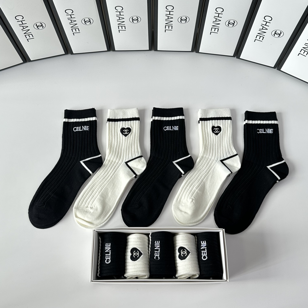 💛配包装Chanel（香奈儿）新款刺绣中长款堆堆袜袜子！一盒五双， 专柜同步筒款袜子，💛大牌出街，潮人必