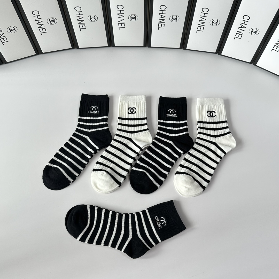 💛配包装Chanel（香奈儿）新款刺绣中长款堆堆袜袜子！一盒五双， 专柜同步筒款袜子，💛大牌出街，潮人必