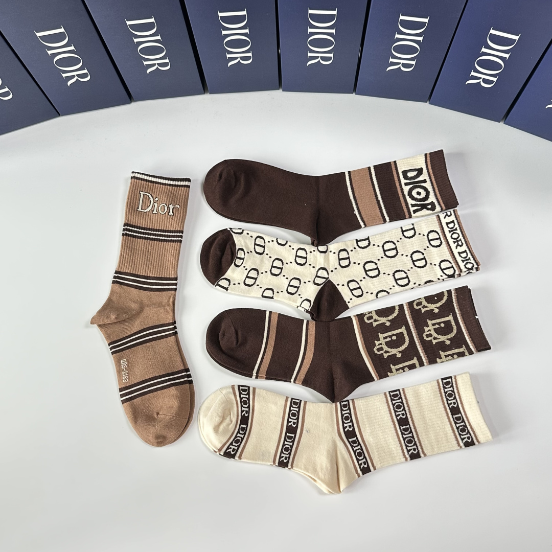 💛配包装DIOR（迪奥）新款中长筒款堆堆袜袜子！一盒五双， 专柜同步筒款袜子，💛大牌出街，潮人必备🔥超好