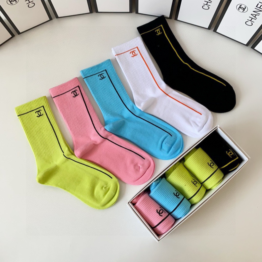 💛配包装Chanel（香奈儿）新款经典中长款堆堆袜袜子！一盒五双， 专柜同步筒袜袜子，💛大牌出街，潮人必
