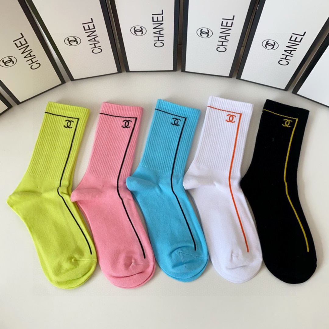 NO:640645,Special packaging Chanel (Chanel) new classic mid-length pile socks!  Five pairs in a box, counter-synchronized tube socks, big brands out on the street, a must-have for fashionistas, super easy to match. Socks, stockings, socks, chanel, chanel, socks19860909特 配包装 Chanel（香奈儿）新款经典中长款堆堆袜袜子！一盒五双, 专柜同步筒袜袜子,大牌出街,潮人必备超好搭.袜子,丝袜,袜子,chanel,chanel,socks,accessory