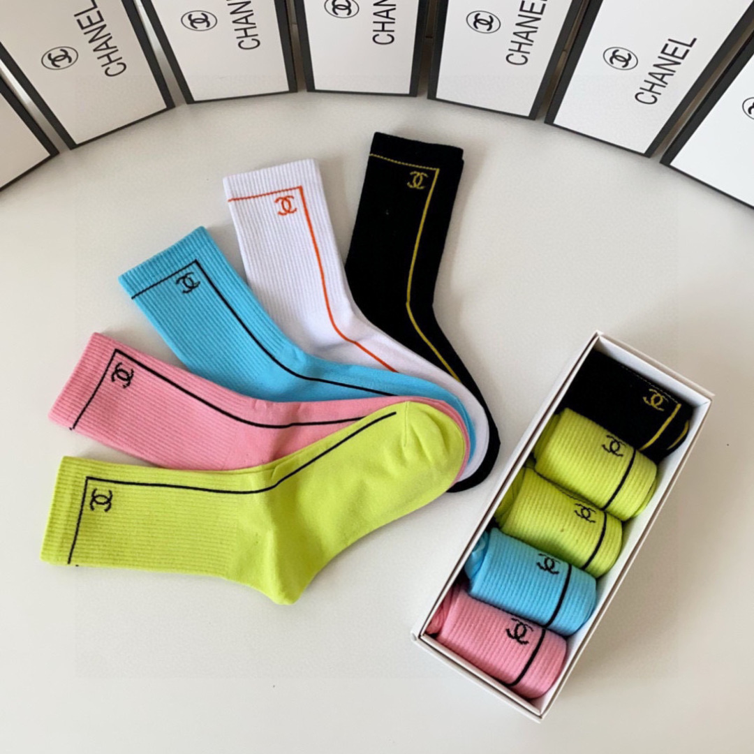 💛配包装Chanel（香奈儿）新款经典中长款堆堆袜袜子！一盒五双， 专柜同步筒袜袜子，💛大牌出街，潮人必