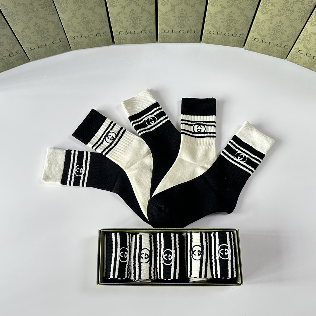 💛配专柜包装Gucci（古驰）新款刺绣中长款堆堆袜袜子！一盒五双，专柜同步筒袜袜子，💛大牌出街，潮人必备