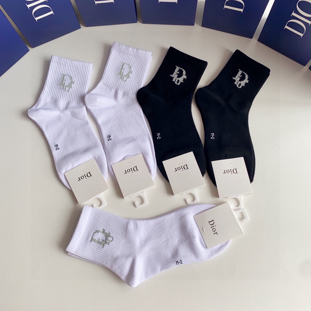 💛配包装DIOR（迪奥）新款经典中长款堆堆袜袜子！一盒五双， 专柜同步筒款袜子，💛大牌出街，潮人必备🔥超