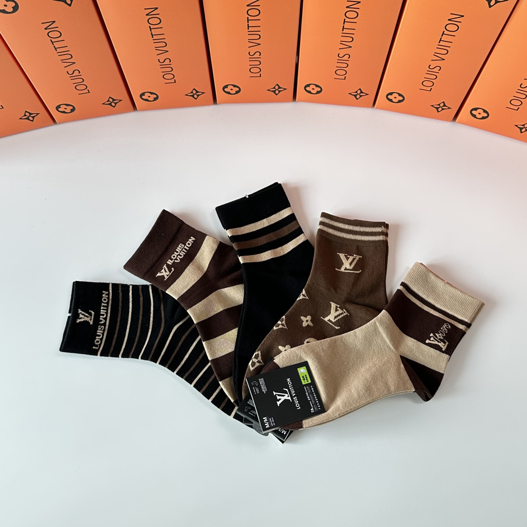 💛配专柜包装LV（路易威登）新款中长筒袜堆堆袜袜子！一盒五双，专柜同步筒袜袜子，💛大牌出街，潮人必备🔥超