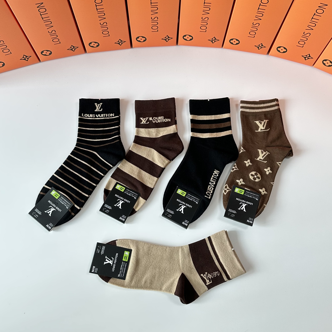 💛配专柜包装LV（路易威登）新款中长筒袜堆堆袜袜子！一盒五双，专柜同步筒袜袜子，💛大牌出街，潮人必备🔥超