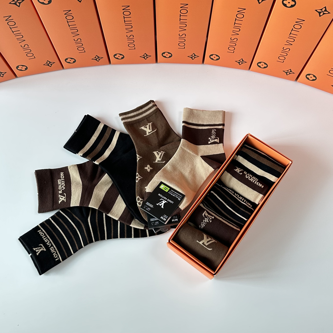💛配专柜包装LV（路易威登）新款中长筒袜堆堆袜袜子！一盒五双，专柜同步筒袜袜子，💛大牌出街，潮人必备🔥超