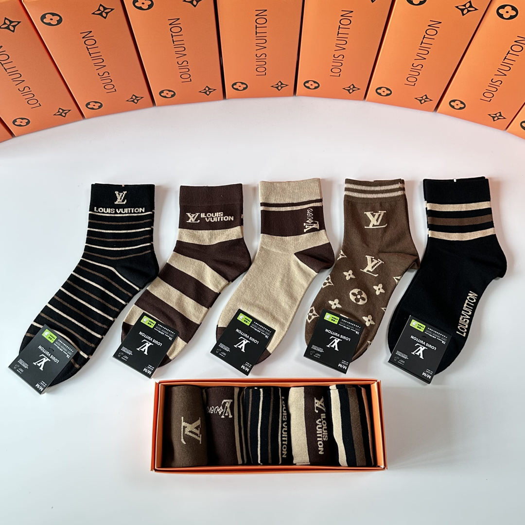 💛配专柜包装LV（路易威登）新款中长筒袜堆堆袜袜子！一盒五双，专柜同步筒袜袜子，💛大牌出街，潮人必备🔥超