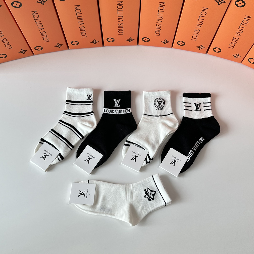 💛配专柜包装Lv（路易威登）新款中长款堆堆袜袜子！一盒五双，专柜同步筒袜袜子，💛大牌出街，潮人必备🔥超好