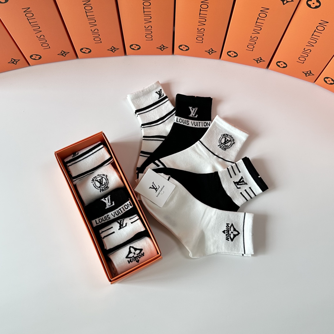 💛配专柜包装Lv（路易威登）新款中长款堆堆袜袜子！一盒五双，专柜同步筒袜袜子，💛大牌出街，潮人必备🔥超好