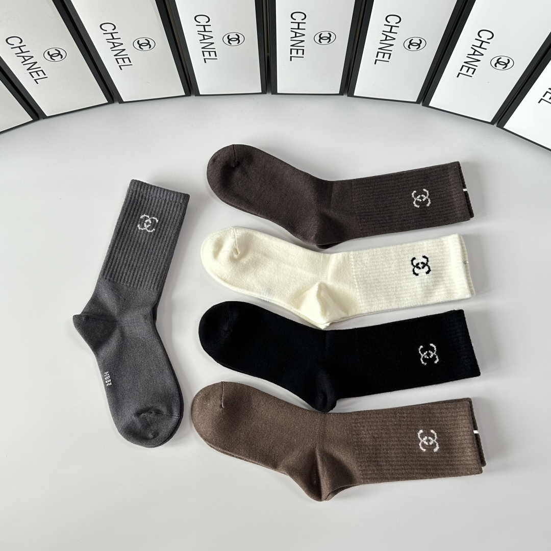 💛配专柜包装Chanel（香奈儿）新款羊毛中长款堆堆袜袜子！一盒五双，专柜同步筒袜袜子，💛大牌出街，潮人