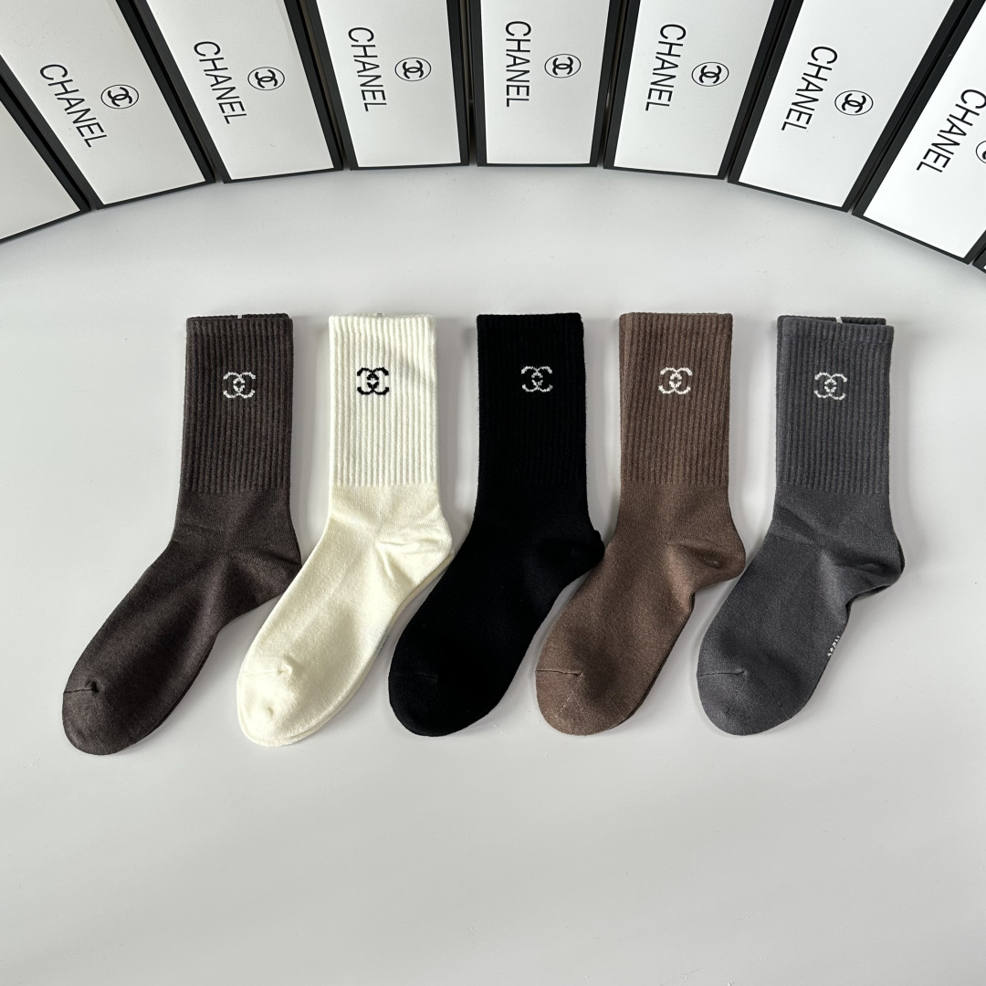 NO:640540,Specially equipped with counter packaging Chanel (Chanel) new wool mid-length pile socks!  Five pairs in a box, counter-synchronized tube socks, big brands out on the street, a must-have for fashionistas, super easy to match. Socks, stockings, socks, chanel, chanel, socks19860909特 配专柜包装 Chanel（香奈儿）新款羊毛中长款堆堆袜袜子！一盒五双,专柜同步筒袜袜子,大牌出街,潮人必备超好搭.袜子,丝袜,袜子,chanel,chanel,socks,accessory