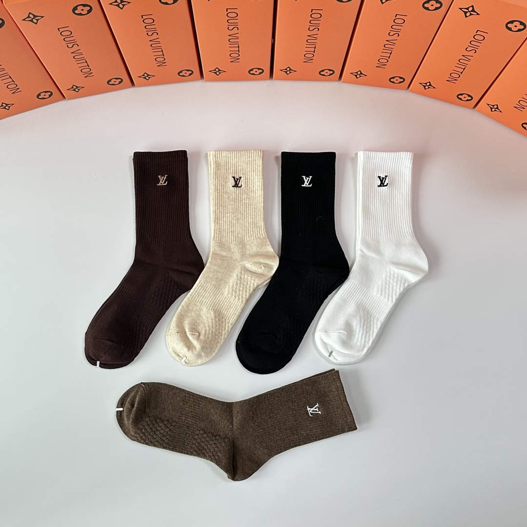 💛配专柜包装LV（路易威登）新款刺绣中长款堆堆袜袜子！一盒五双，专柜同步筒袜袜子，💛大牌出街，潮人必备🔥