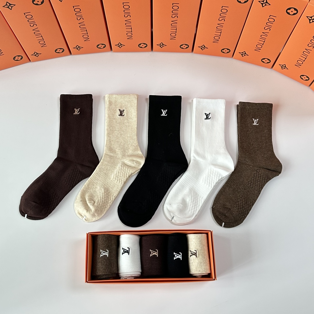 💛配专柜包装LV（路易威登）新款刺绣中长款堆堆袜袜子！一盒五双，专柜同步筒袜袜子，💛大牌出街，潮人必备🔥