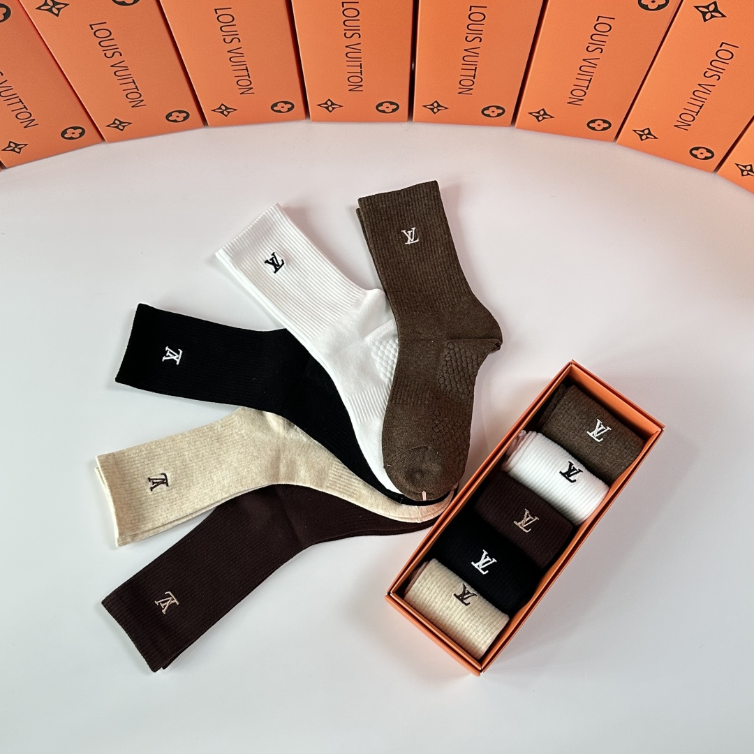 💛配专柜包装LV（路易威登）新款刺绣中长款堆堆袜袜子！一盒五双，专柜同步筒袜袜子，💛大牌出街，潮人必备🔥