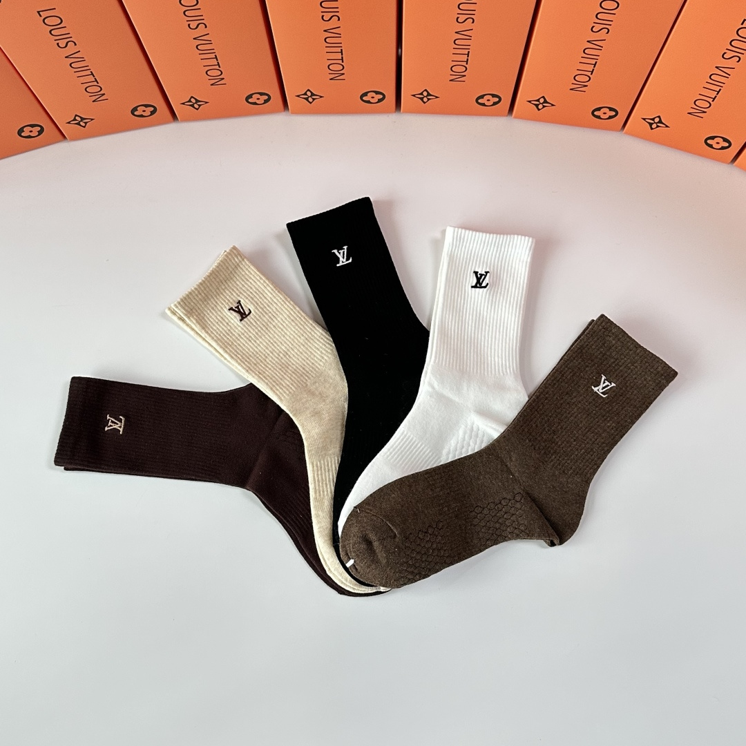 💛配专柜包装LV（路易威登）新款刺绣中长款堆堆袜袜子！一盒五双，专柜同步筒袜袜子，💛大牌出街，潮人必备🔥