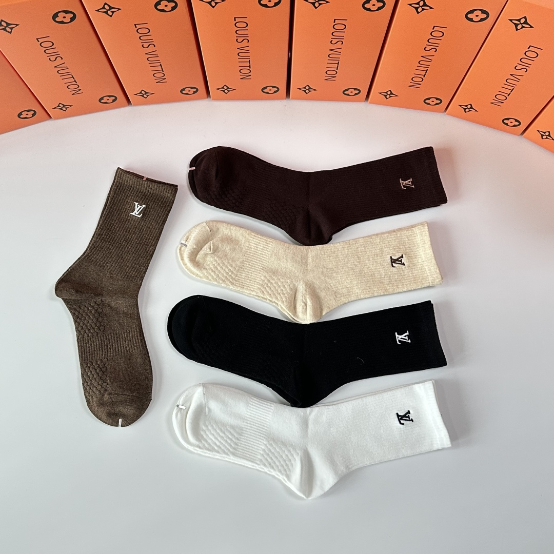💛配专柜包装LV（路易威登）新款刺绣中长款堆堆袜袜子！一盒五双，专柜同步筒袜袜子，💛大牌出街，潮人必备🔥