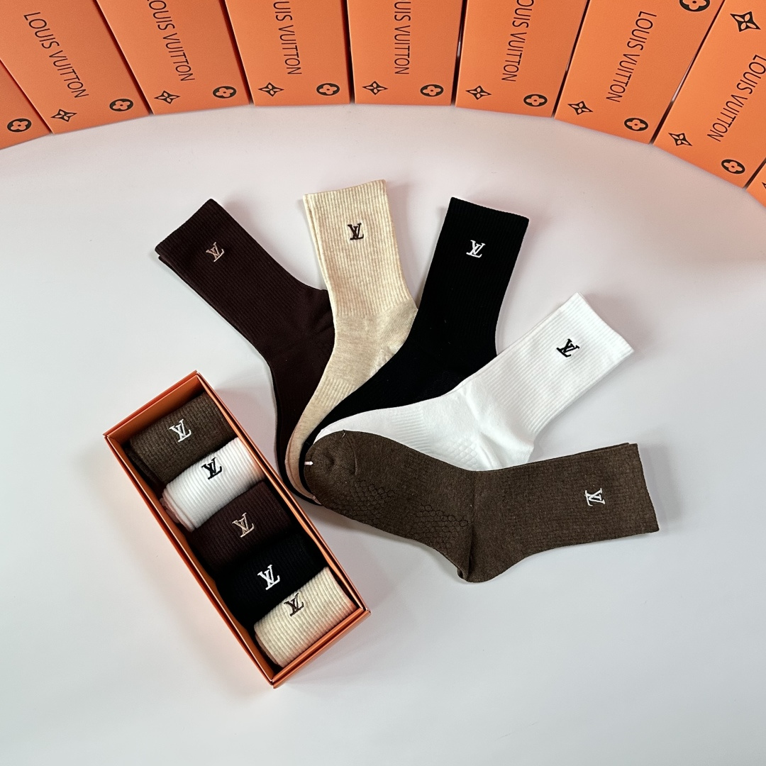 💛配专柜包装LV（路易威登）新款刺绣中长款堆堆袜袜子！一盒五双，专柜同步筒袜袜子，💛大牌出街，潮人必备🔥