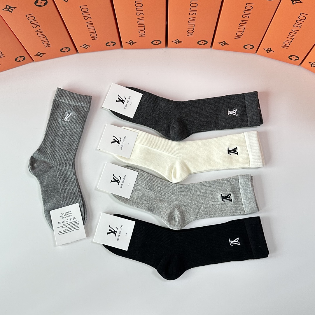💛配专柜包装LV（路易威登）新款刺绣中长款堆堆袜袜子！一盒五双，专柜同步筒袜袜子，💛大牌出街，潮人必备🔥