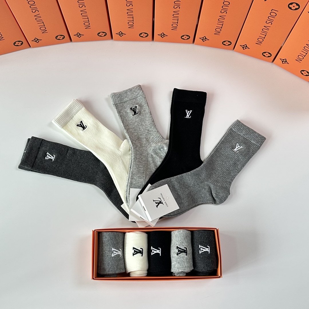 💛配专柜包装LV（路易威登）新款刺绣中长款堆堆袜袜子！一盒五双，专柜同步筒袜袜子，💛大牌出街，潮人必备🔥
