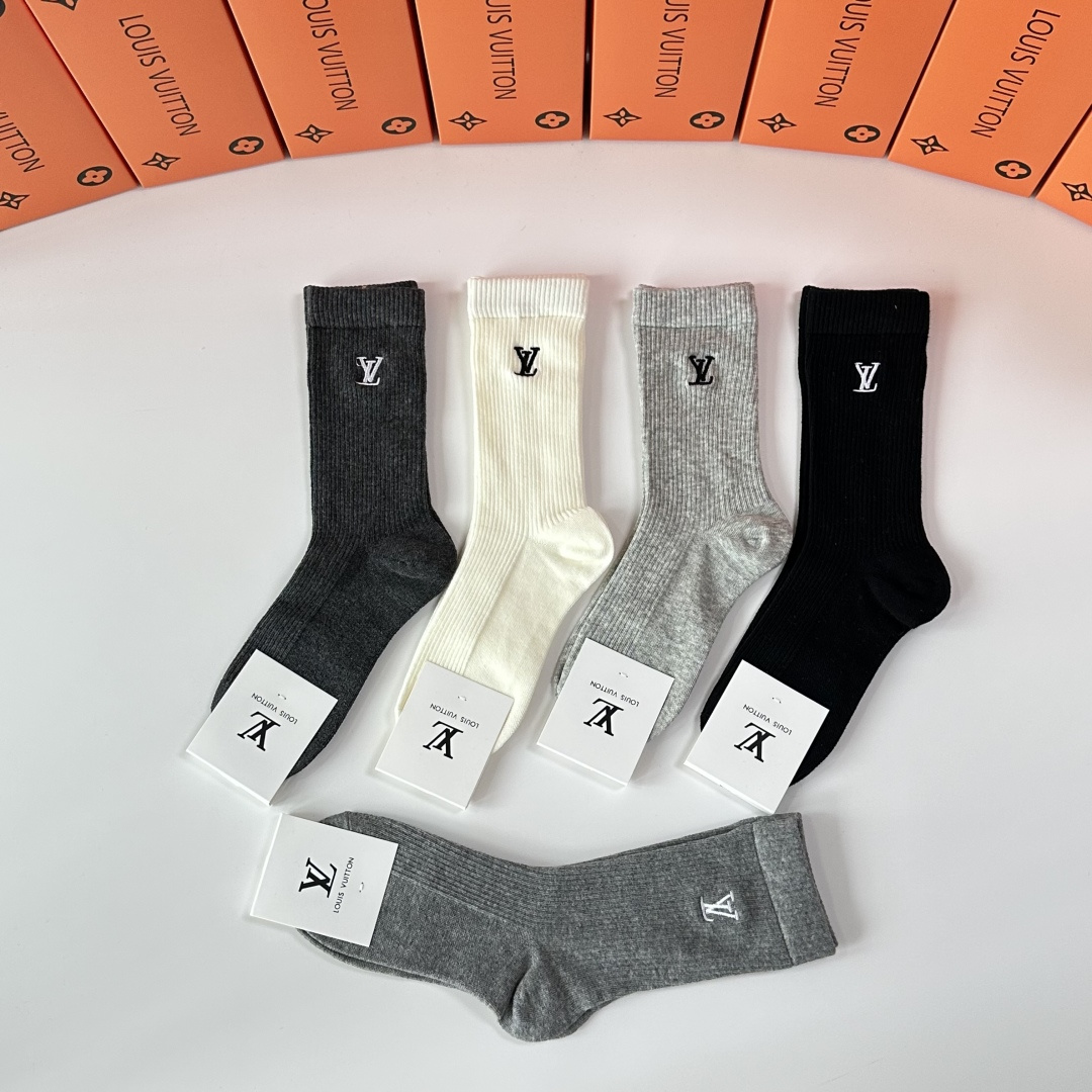 💛配专柜包装LV（路易威登）新款刺绣中长款堆堆袜袜子！一盒五双，专柜同步筒袜袜子，💛大牌出街，潮人必备🔥