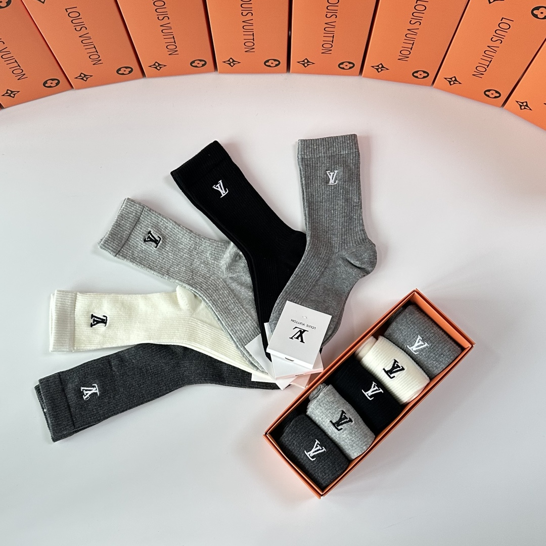 💛配专柜包装LV（路易威登）新款刺绣中长款堆堆袜袜子！一盒五双，专柜同步筒袜袜子，💛大牌出街，潮人必备🔥