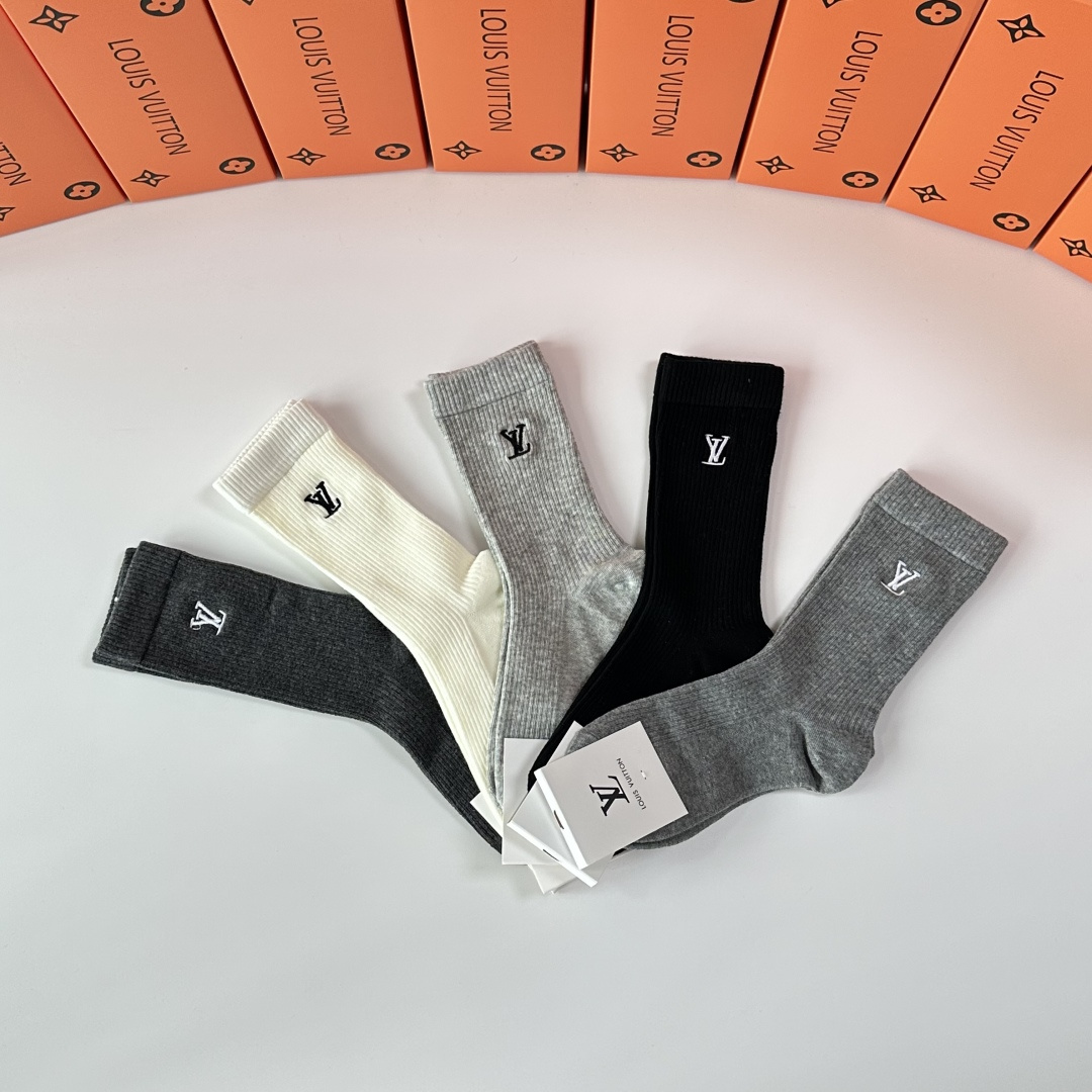 💛配专柜包装LV（路易威登）新款刺绣中长款堆堆袜袜子！一盒五双，专柜同步筒袜袜子，💛大牌出街，潮人必备🔥
