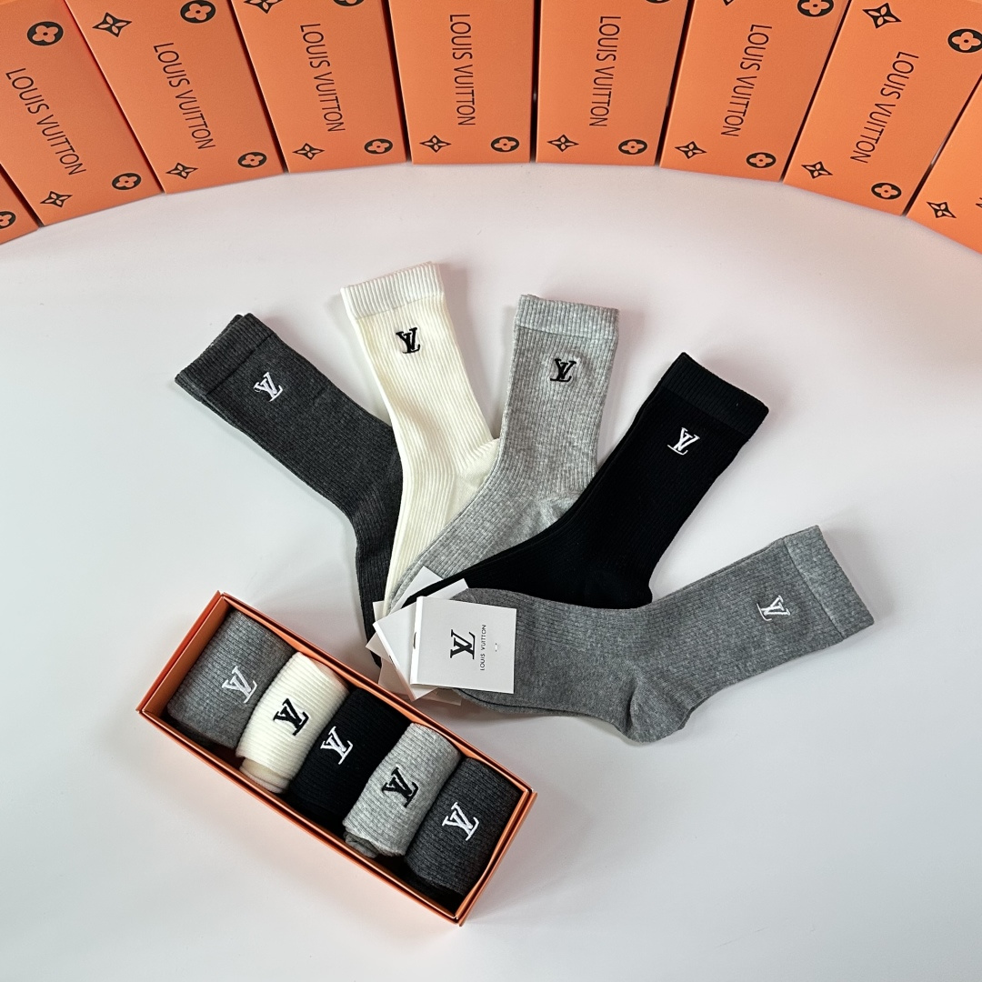 💛配专柜包装LV（路易威登）新款刺绣中长款堆堆袜袜子！一盒五双，专柜同步筒袜袜子，💛大牌出街，潮人必备🔥