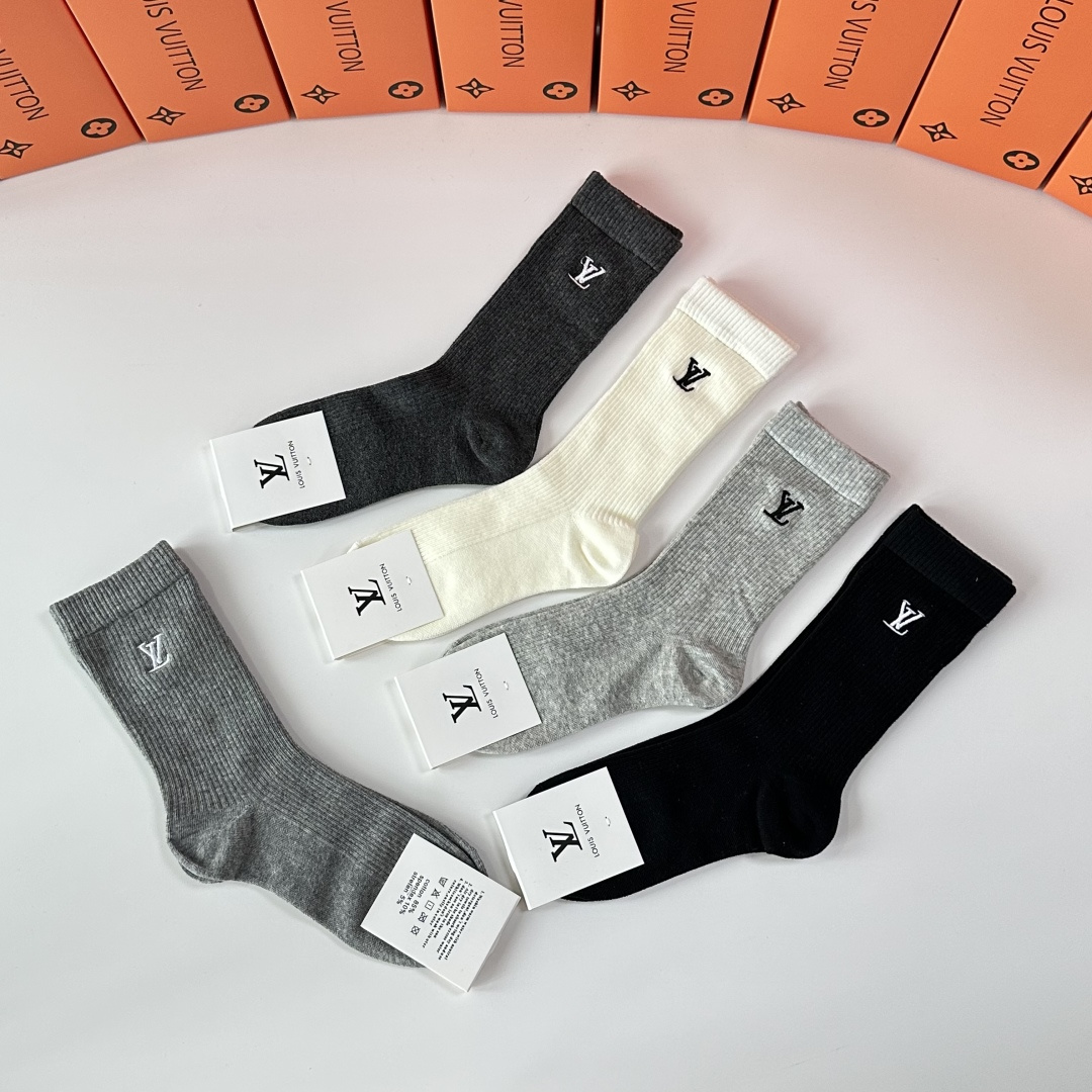💛配专柜包装LV（路易威登）新款刺绣中长款堆堆袜袜子！一盒五双，专柜同步筒袜袜子，💛大牌出街，潮人必备🔥