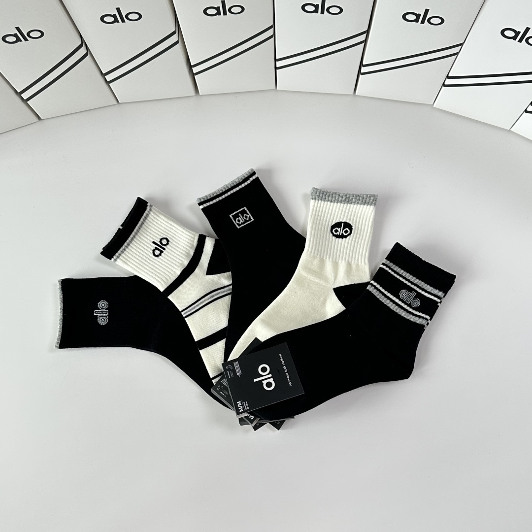 💛配专柜包装ALO 新款中长款堆堆袜袜子！一盒五双，专柜同步筒袜袜子，💛大牌出街，潮人必备🔥超好搭。