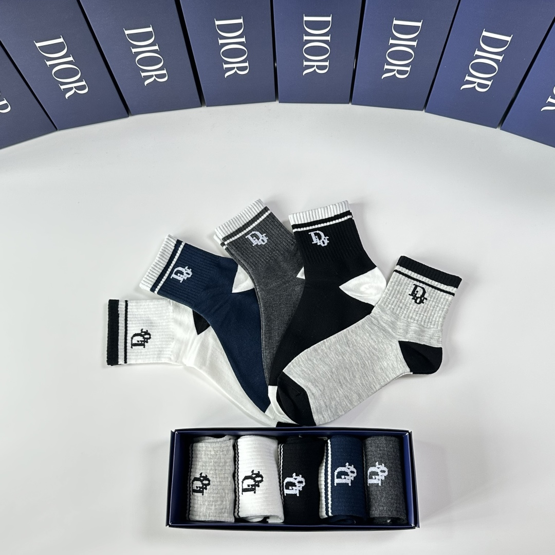 💛配包装DIOR（迪奥）新款经典中长款堆堆袜袜子！一盒五双， 专柜同步筒款袜子，💛大牌出街，潮人必备🔥超