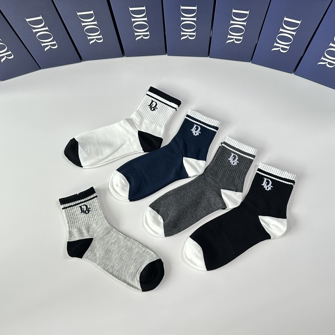 💛配包装DIOR（迪奥）新款经典中长款堆堆袜袜子！一盒五双， 专柜同步筒款袜子，💛大牌出街，潮人必备🔥超