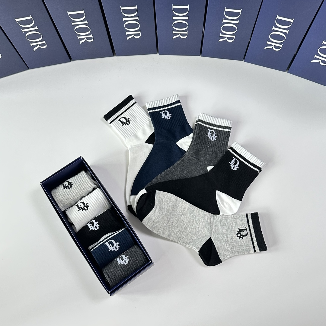 💛配包装DIOR（迪奥）新款经典中长款堆堆袜袜子！一盒五双， 专柜同步筒款袜子，💛大牌出街，潮人必备🔥超