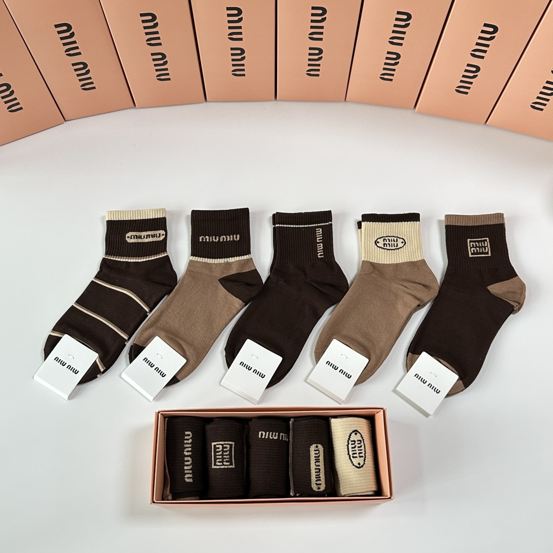 💛配包装MiuMiu（缪缪）新款中长款堆堆袜袜子！一盒五双， 专柜同步筒款袜子，💛大牌出街，潮人必备🔥超