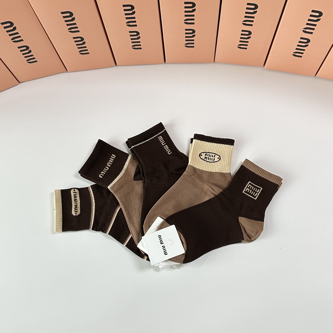💛配包装MiuMiu（缪缪）新款中长款堆堆袜袜子！一盒五双， 专柜同步筒款袜子，💛大牌出街，潮人必备🔥超