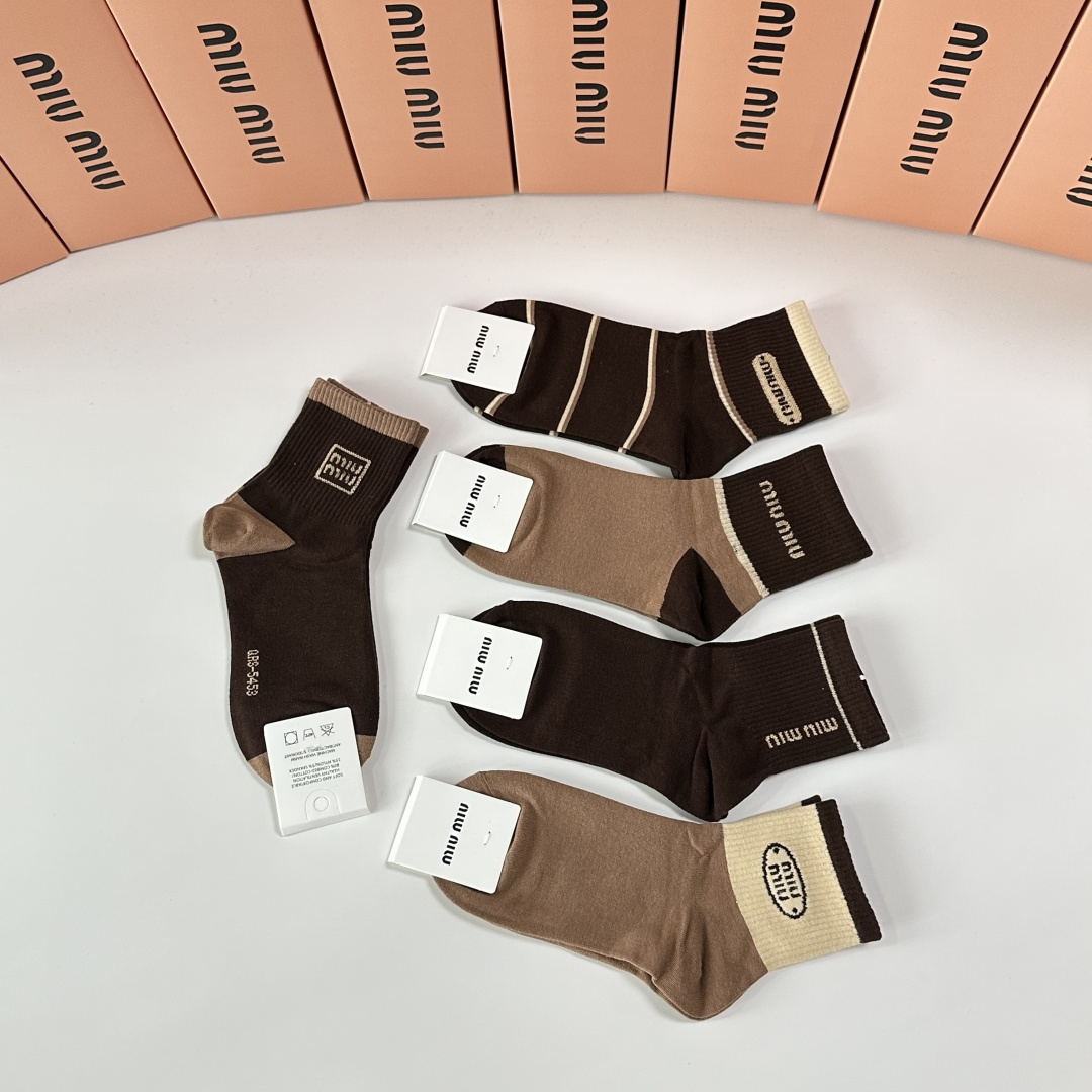 💛配包装MiuMiu（缪缪）新款中长款堆堆袜袜子！一盒五双， 专柜同步筒款袜子，💛大牌出街，潮人必备🔥超