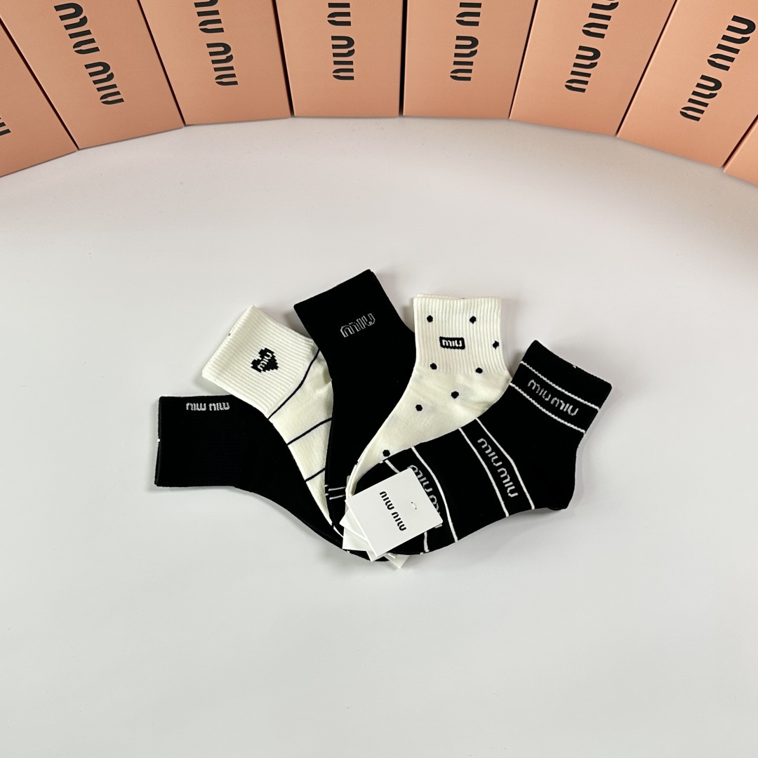 💛配包装MiuMiu（缪缪）新款中长款堆堆袜袜子！一盒五双， 专柜同步筒款袜子，💛大牌出街，潮人必备🔥超