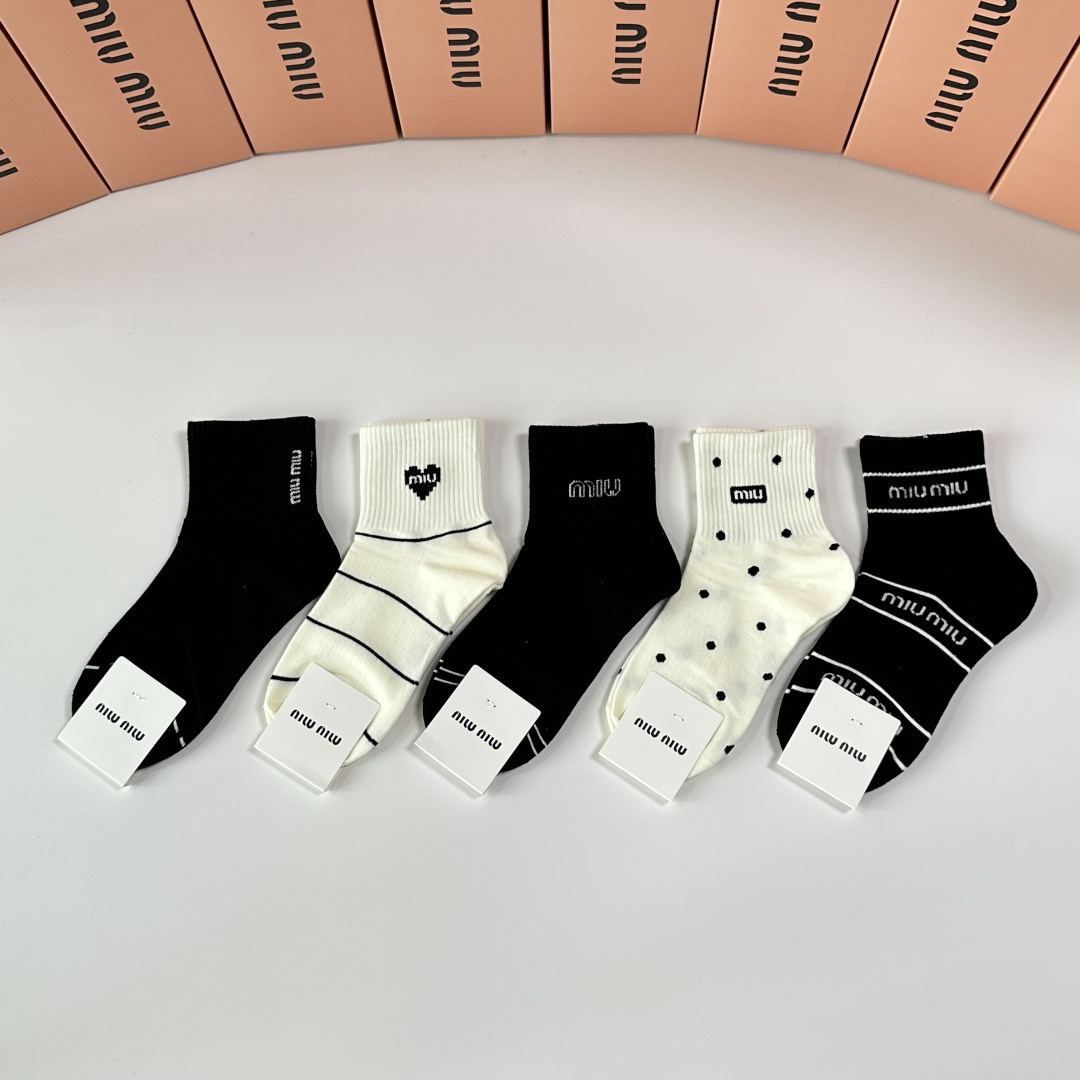 💛配包装MiuMiu（缪缪）新款中长款堆堆袜袜子！一盒五双， 专柜同步筒款袜子，💛大牌出街，潮人必备🔥超