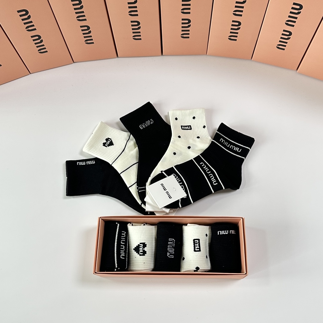 💛配包装MiuMiu（缪缪）新款中长款堆堆袜袜子！一盒五双， 专柜同步筒款袜子，💛大牌出街，潮人必备🔥超