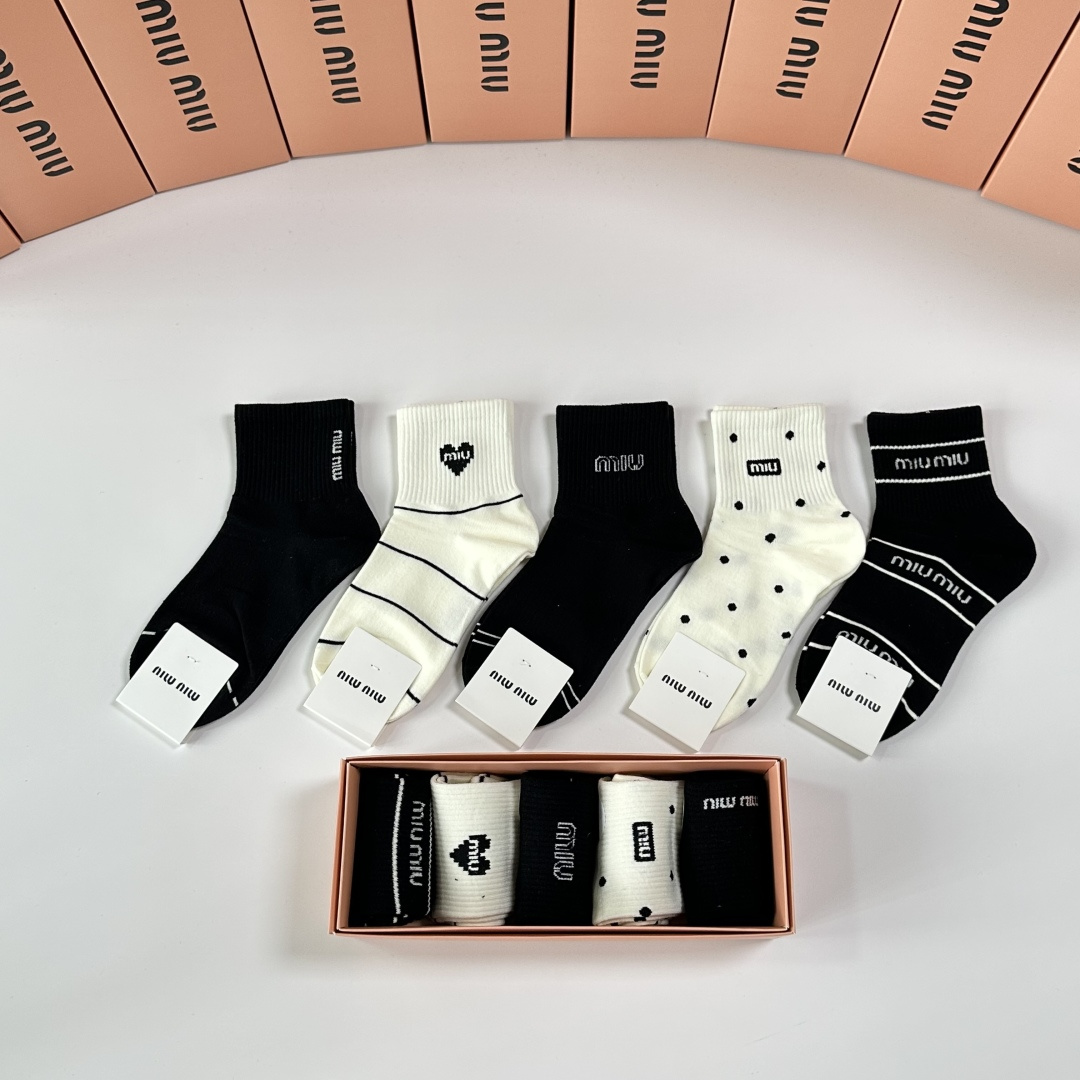 💛配包装MiuMiu（缪缪）新款中长款堆堆袜袜子！一盒五双， 专柜同步筒款袜子，💛大牌出街，潮人必备🔥超
