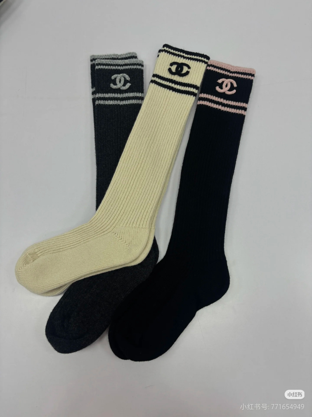 💛配包装Chanel (香奈儿) 爆款出货 官网新款双针羊绒长袜堆堆袜袜子🧦！一盒一双，专柜同步筒袜袜子