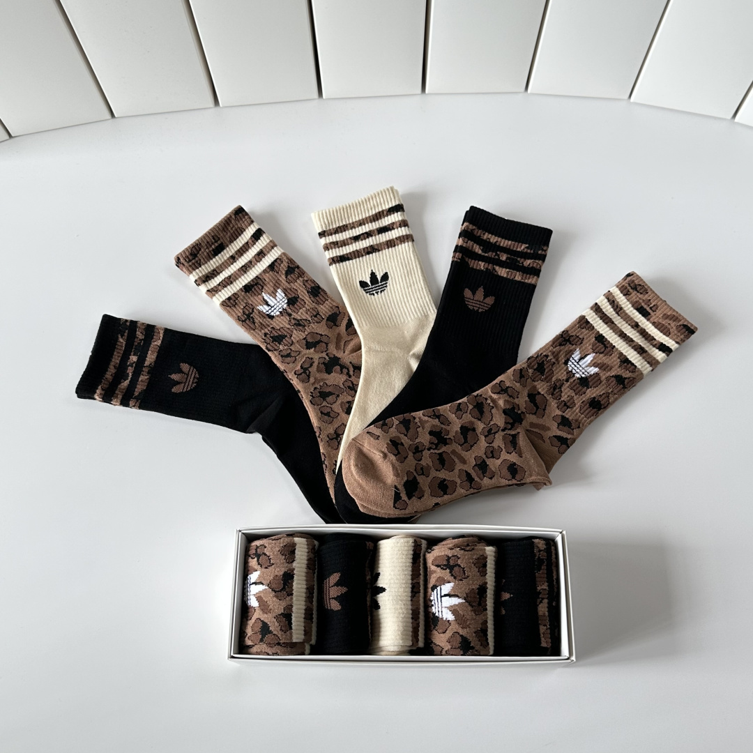 💛配专柜包装adidas（阿迪达斯）新款三叶草中长款堆堆袜袜子！一盒五双，专柜同步筒袜袜子，大牌出街，潮