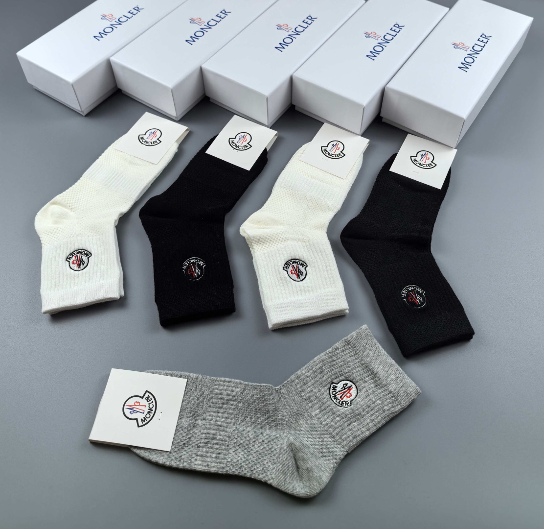💛配专柜包装MONCLER（蒙口）最新中筒刺绣款堆堆袜袜子！一盒五双，专柜同步筒袜袜子，💛大牌出街，潮人